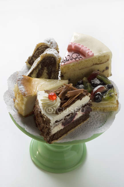 Kuchenstücke am Kuchenstand — Stockfoto
