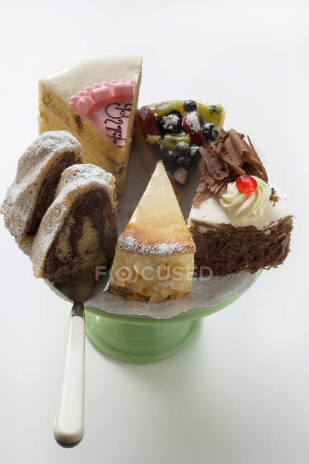 Pedaços de bolo na banca de bolo — Fotografia de Stock