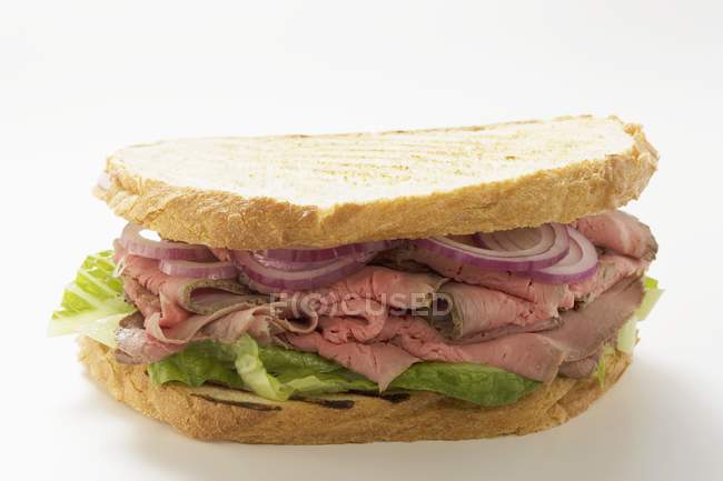 Sanduíche de carne assada e cebola — Fotografia de Stock