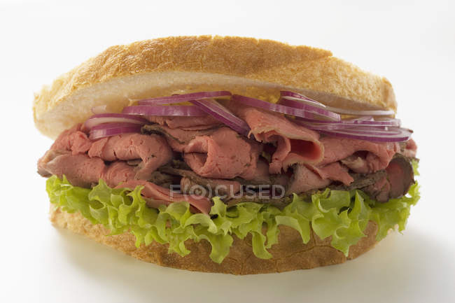 Sanduíche de carne assada e cebola — Fotografia de Stock