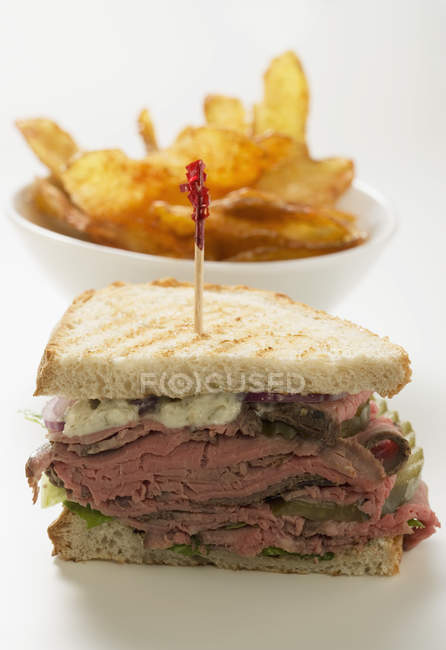 Roast beef sandwich with crisps — Stock Photo