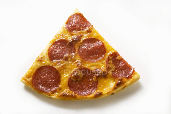 Trozo de salami y pizza de queso - foto de stock