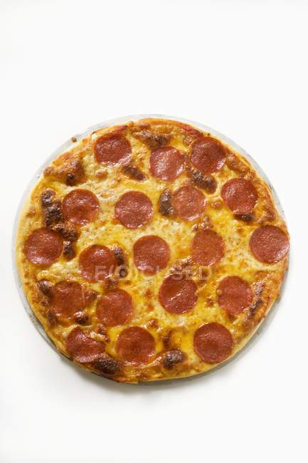 Salame inteiro e pizza de queijo — Fotografia de Stock