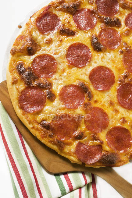 Салямі і сирна піца — стокове фото