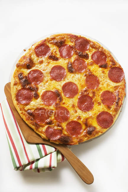Salami und Käse-Pizza — Stockfoto