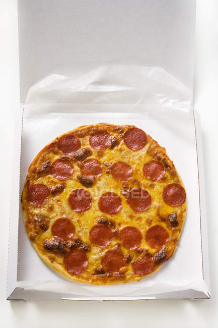 Pizza entera de salami y queso - foto de stock