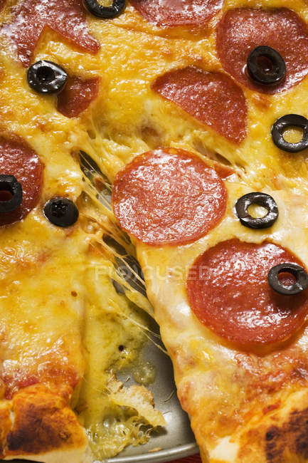 Pizza mit Salami, Käse und Oliven — Stockfoto