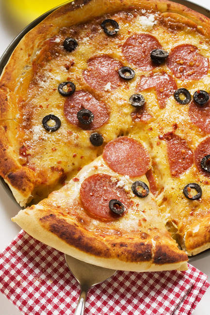 Піца з салямі, сиром та оливками — стокове фото
