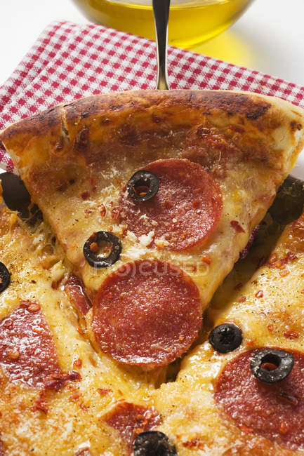 Пицца с салями, сыром и оливками — стоковое фото