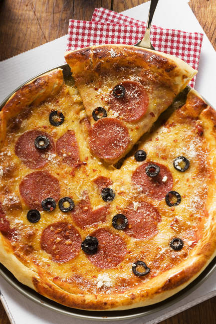 Піца з саламі, сиром і оливками. — стокове фото