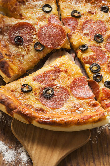 Піца з салямі, сиром та оливками — стокове фото