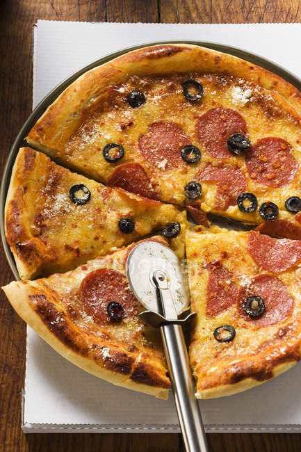 Pizza au salami, fromage et olives — Photo de stock