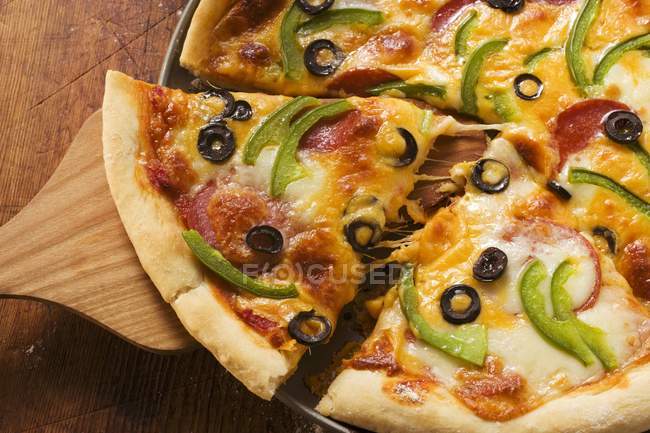 Піца з сиром, салямі та перцем — стокове фото