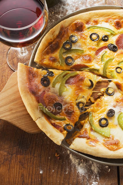 Pizza au fromage, salami et poivrons — Photo de stock