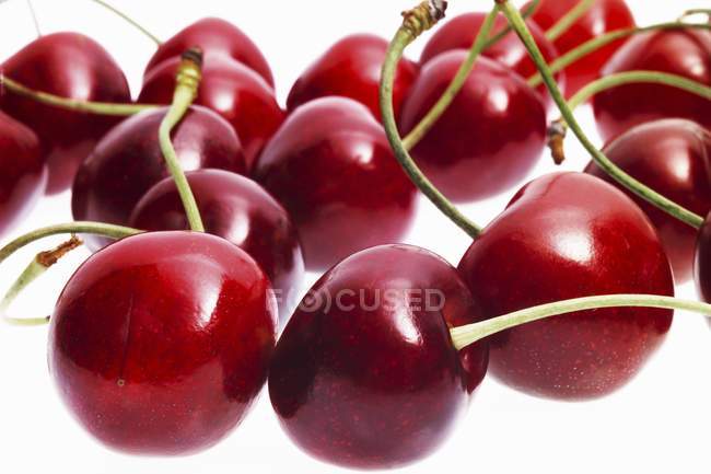 Cerezas frescas maduras - foto de stock