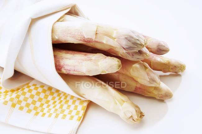 White asparagus in tea towel — Stock Photo