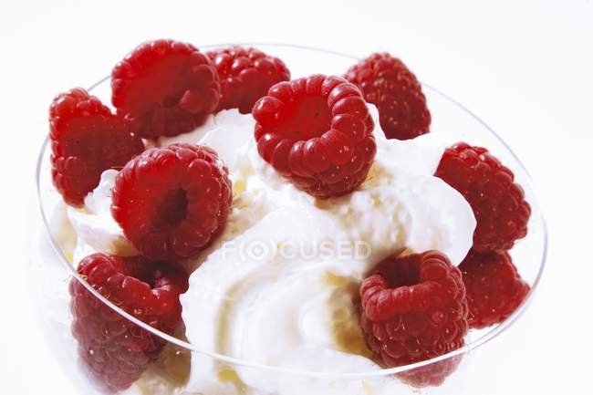 Fresh raspberries with cream — Stock Photo