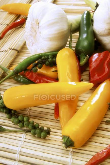 Garlic and bunches of green pepper — Stock Photo