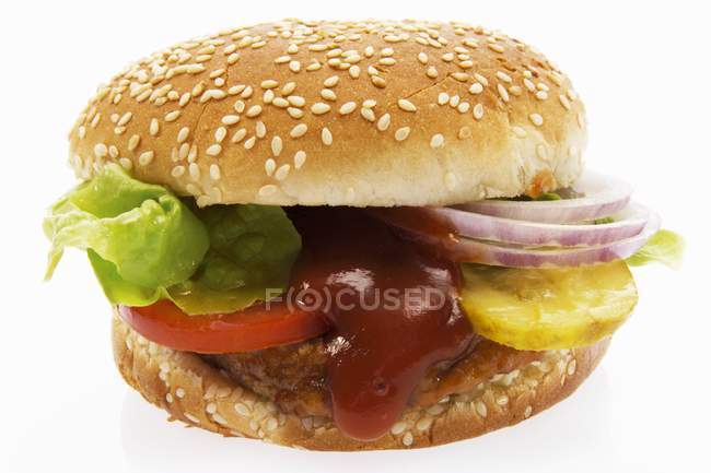 Hamburguesa suculenta con ketchup - foto de stock