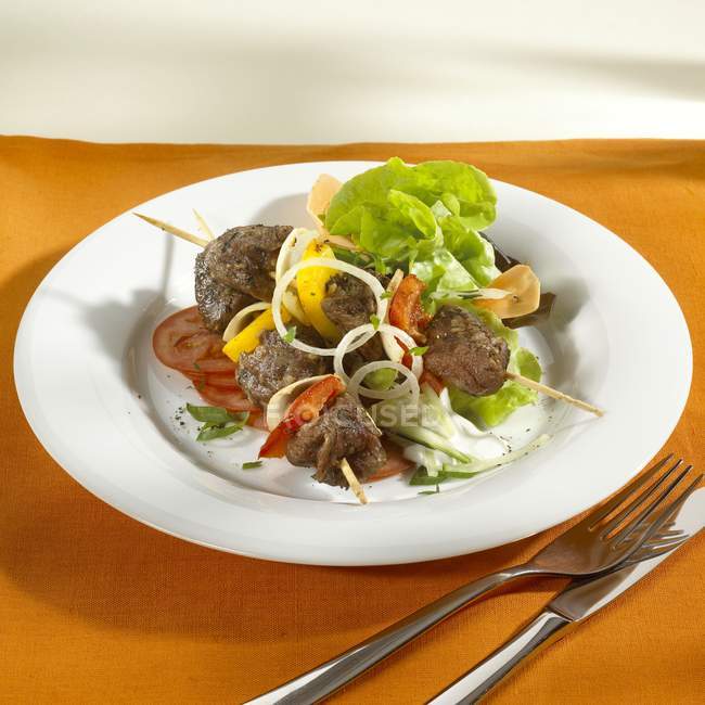 Kebabs de cordeiro com salada — Fotografia de Stock