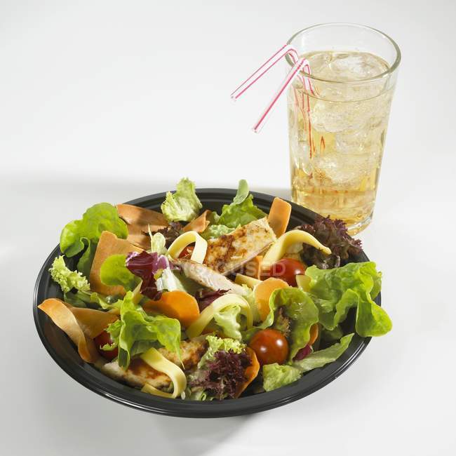 Salade verte avec poitrine de poulet et légumes, verre de limonade — Photo de stock