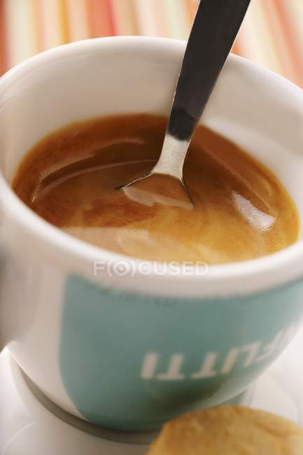 Tasse Espresso mit Löffel — Stockfoto