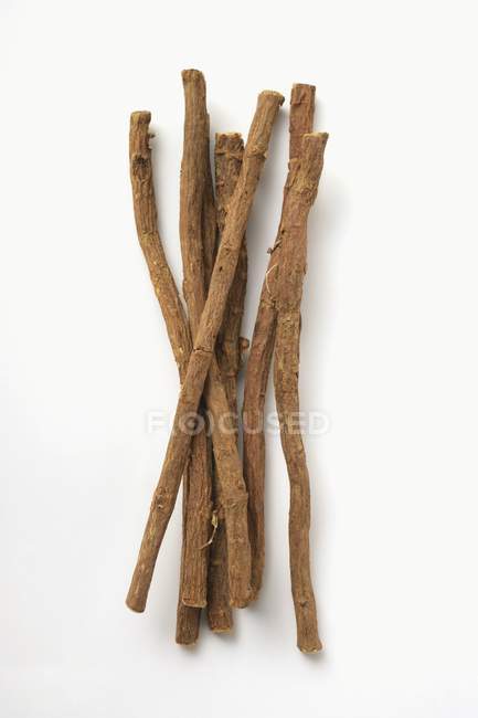 Varias raíces de regaliz - foto de stock