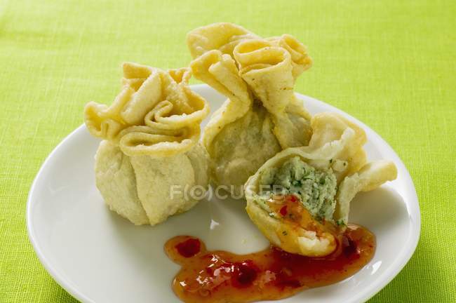 Closeup view of Wontons with sweet and sour sauce — Stock Photo