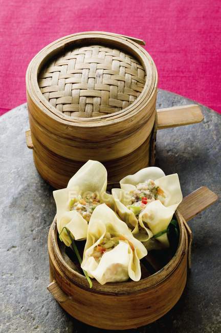 Elevated view of Wontons in bamboo steamer — Stock Photo
