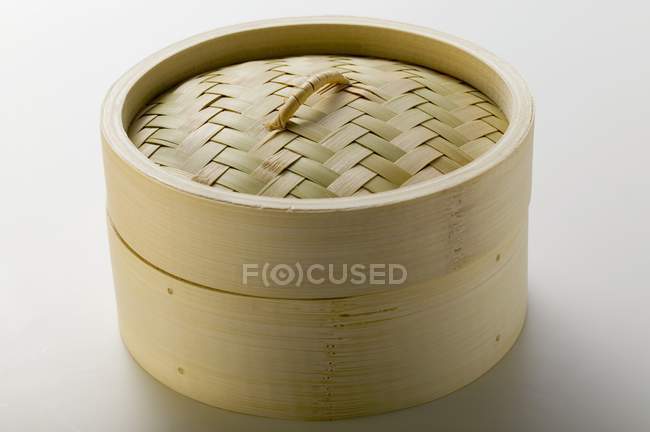 Nahaufnahme eines Bambusdampfers auf weißer Oberfläche — Stockfoto