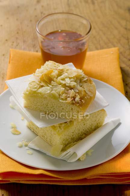 Morceaux de gâteau piquant abeille — Photo de stock