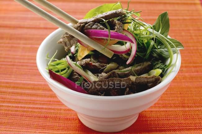Beef salad with onions — Stock Photo