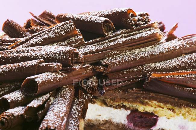 Gâteau à la crème au chocolat aux cerises — Photo de stock