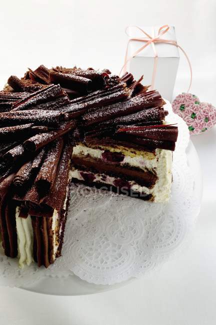 Шоколадний вершковий торт з вишнями — стокове фото