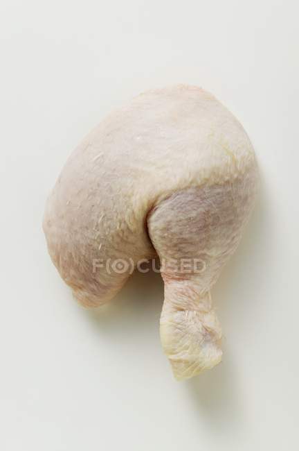 Pierna de pollo crudo - foto de stock