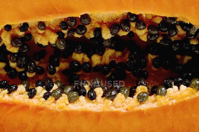 La mitad de la papaya fresca - foto de stock