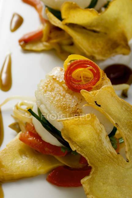 Closeup view of scallops with deep-fried ginger and sauce — Stock Photo