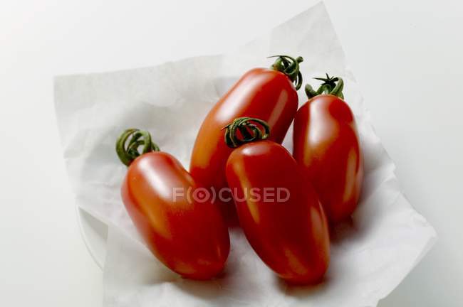 Четыре виноградных помидора — стоковое фото