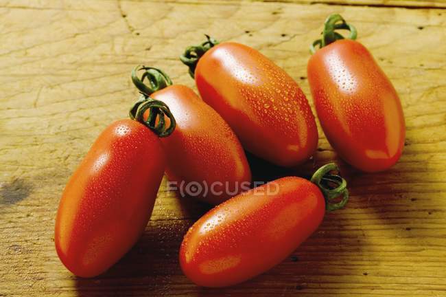 Cinco tomates de uva - foto de stock