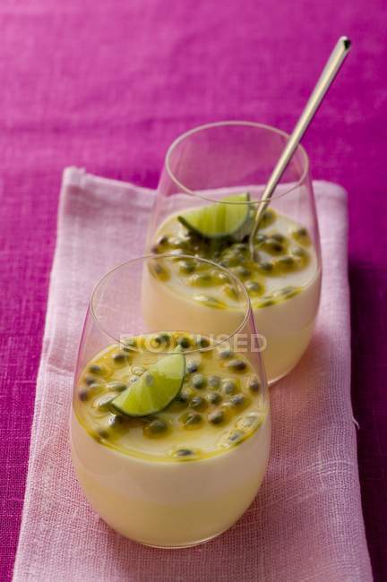 Crème de fruits de la passion à la noix de coco et citron vert dans des verres — Photo de stock