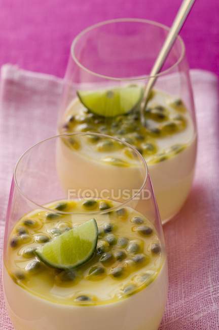 Passionsfruchtcreme mit Kokos und Limette im Glas — Stockfoto