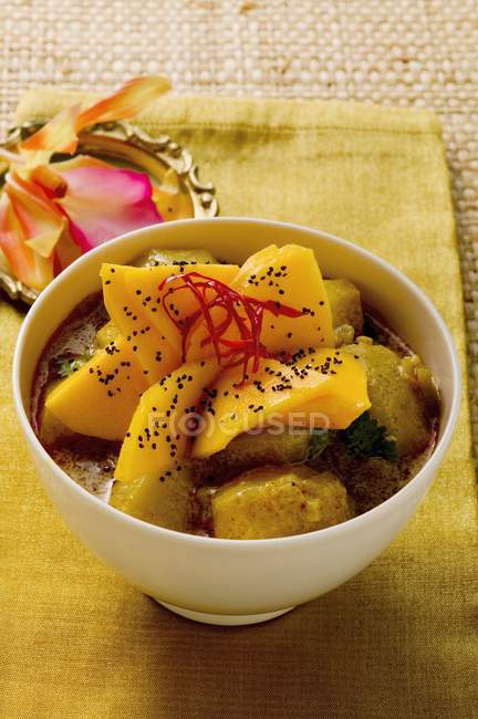 Curry de patata con mango - foto de stock