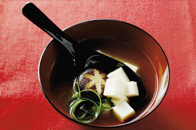 Vista elevada de sopa Miso com uma colher em uma tigela — Fotografia de Stock
