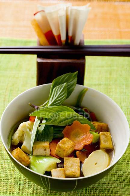 Тофу з овочами і тайський базилік — стокове фото