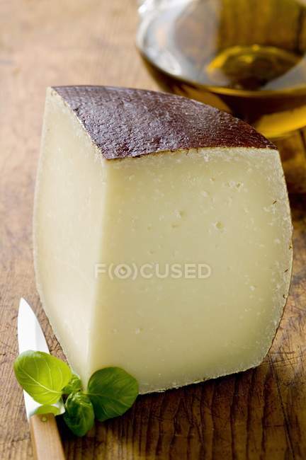 Кусок сыра Пекорино — стоковое фото