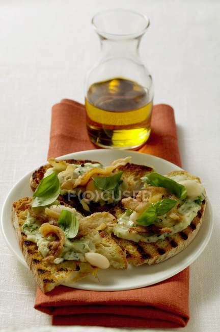 Primo piano Bruschetta con pancetta, concentrato di patate e basilico — Foto stock