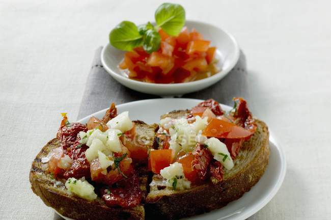 Bruschetta con tomates secos - foto de stock
