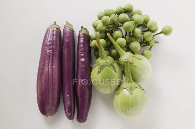 Green and purple baby aubergines — Stock Photo