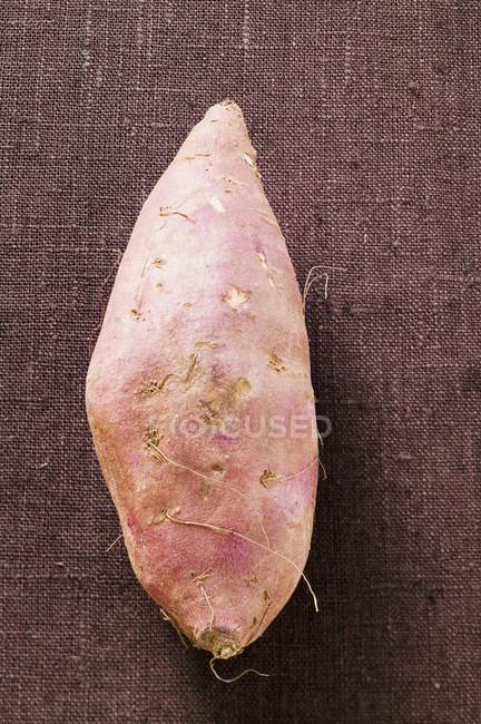Солодка картопля на скатертині — стокове фото