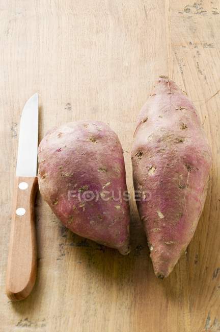 Два сладких картофеля — стоковое фото